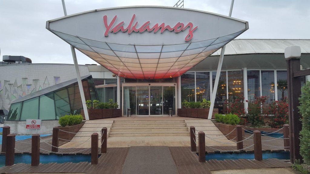 Rize Yakamoz Et ve Balık Restoranı Ahşap Giriş Çiçeklik