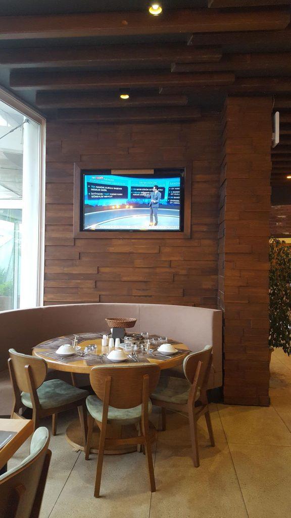 Rize Yakamoz Et ve Balık Restoranı Ahşap Televizyon Bölümü
